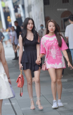 水灵灵的气质美女