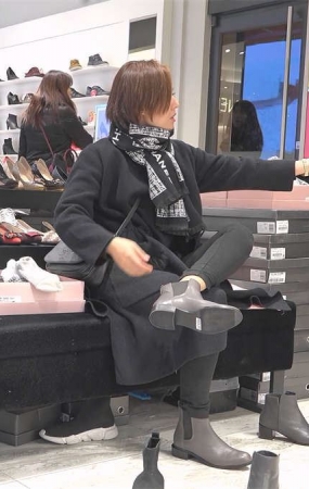 时尚韵妇，一身冬装却还脱袜给你看足底，诚意可嘉