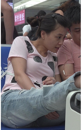 看手机的美妇