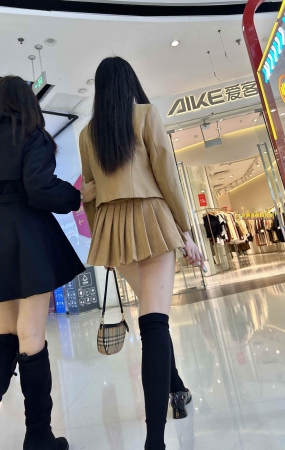 俏皮可爱的短裙长袜精致女孩
