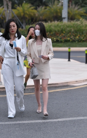 漂亮的气质OL女孩