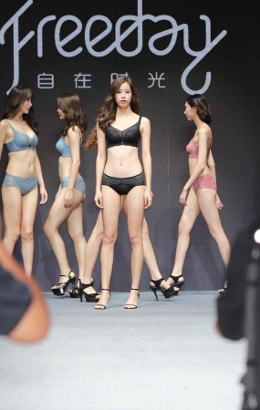 某商场自在时光内衣秀-8位模特演绎 9P