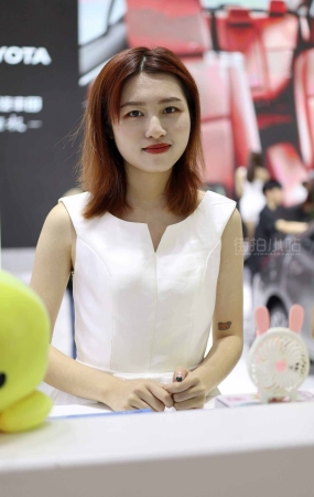 白裙礼仪妹子