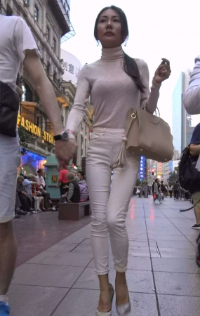 白裤高挑身材高跟鞋美女