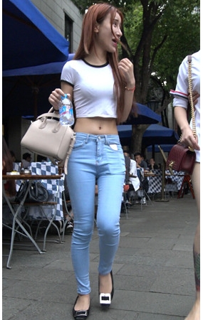 瘦瘦的牛仔女孩