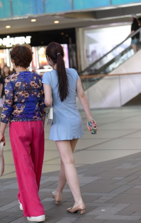逛街的长腿短裙美女