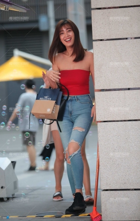 笑容灿烂的紧牛美女