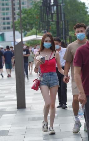 热裤美眉