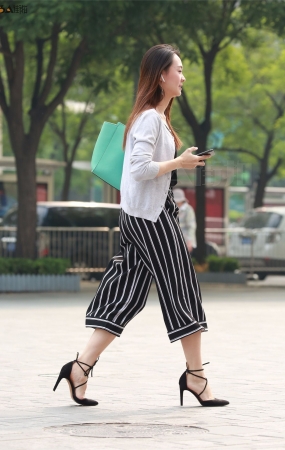 高跟美女款款的走来-13P