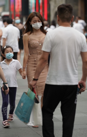 吊带长裙美妇