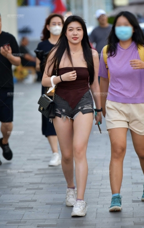 开心逛街热裤美女