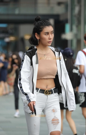 长腿紧身白裤牛仔