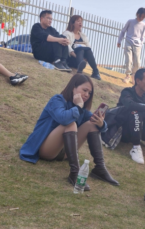 长筒靴灰丝女人