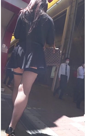 黑色短裙美眉