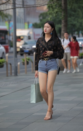热裤高挑美眉