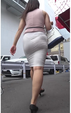 紧身包屯丰腴OL美女