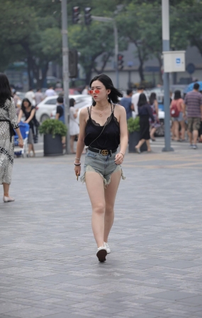 酷酷的小姐姐