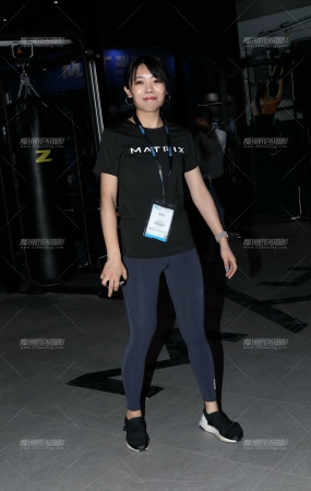 性感蓝色紧身裤美女