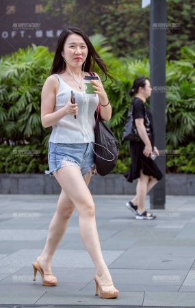 热裤美腿**