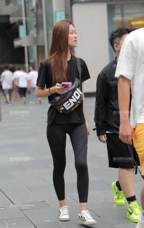 紧身裤小妹