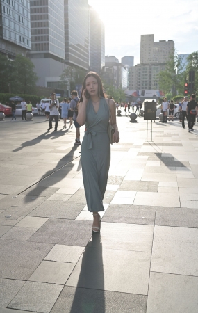 独自逛街的丰满高跟美女