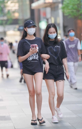 长腿热裤女孩