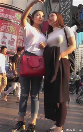 街拍清纯可爱小清新紧牛蜜臀美女 [948 MB]