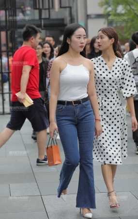 你喜欢这样长发飘飘的美女吗