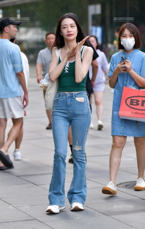 牛仔裤逛街美女