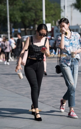 超丰腴紧身黑裤美女
