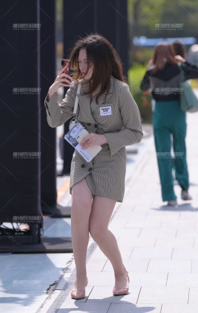 接地气的邻居白皙女孩~