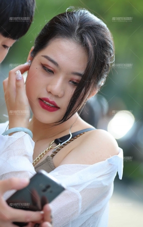 一直在徘徊的热裤月牙美眉