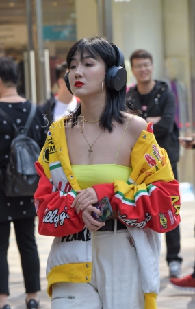 请仔细观看找到姑娘的时尚亮点-14P