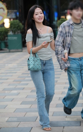 紧牛高跟美女