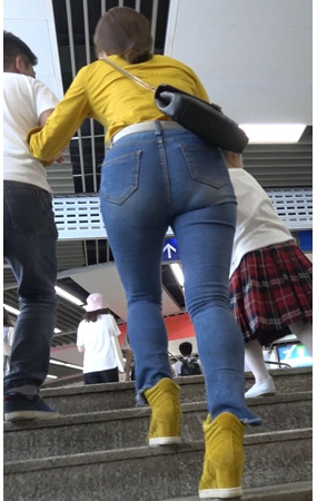 三组紧身牛仔裤美女
