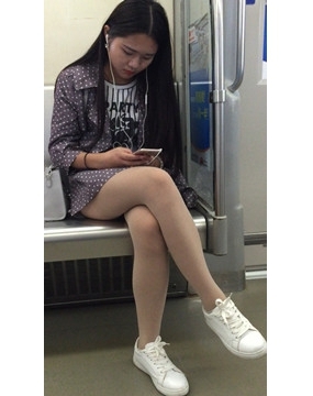 有点小无聊的妹子，你睡觉我摄你肉丝板鞋大长腿。