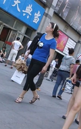 小裙子下的嫩白长腿