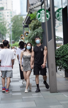 包臀吊带裙小姐姐