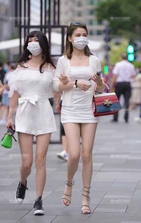 抹胸裙白皙美腿闺蜜