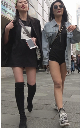 帅气的黑色短裤妹子