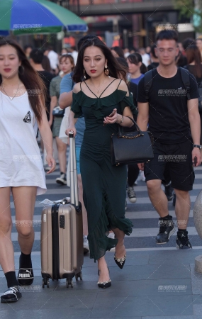 连衣裙美女