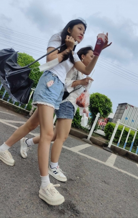 气质牛仔短裤美腿