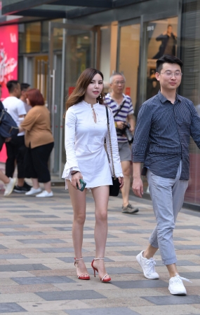 红色高跟凉鞋长腿美女