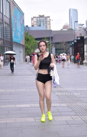 街拍短衣短裤美眉