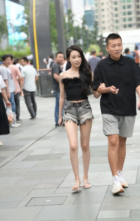 美腿爱穿拖鞋，热裤白皙美腿