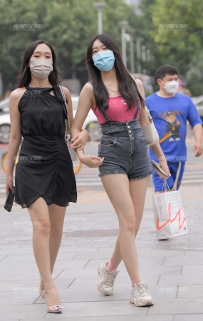 背带热裤美女