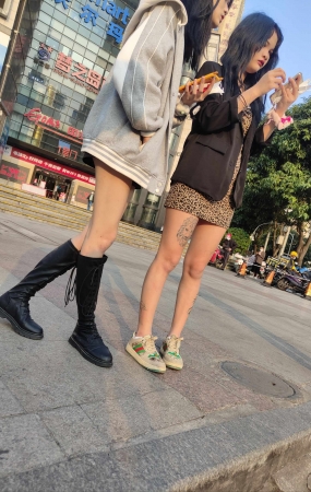 纹身美腿跟闺蜜
