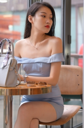 蓝色短裙美女
