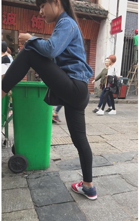街拍黑色紧身裤小妹
