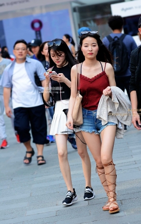 咔喳赛12 热裤应该再小一码